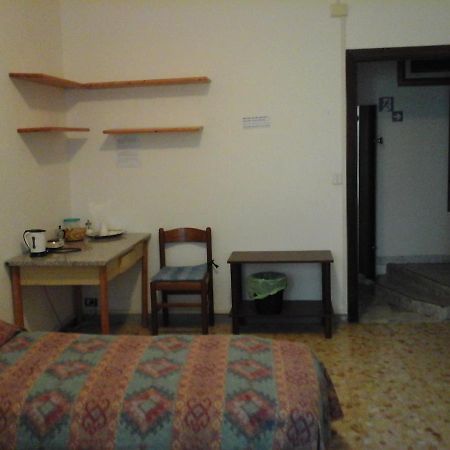 B&B Near Metro' Central Line - Only Wc In The Rooms 15 Minutes To Termini Station 20 To Spagna Square - In The Night Bus Rom Exterior foto